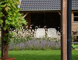 Grote vakken met langbloeiende beplanting.