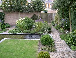 Omsloten tuin met strakke vijver.