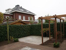 Terras en paden van verschillende bestratingsmaterialen.