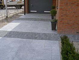 Tegels in wildverband met banen van klinkers.