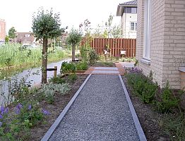 Pad van basaltsplit met natuurstenen kantopsluiting