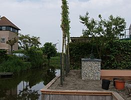 Oude grondkeringen zijn behouden, afwerking en vlonder zijn vernieuwd.