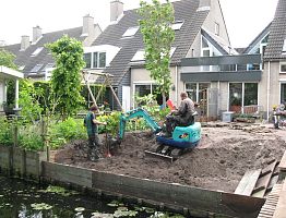 Het grondwerk voor het terras aan het water wordt uitgevoerd.