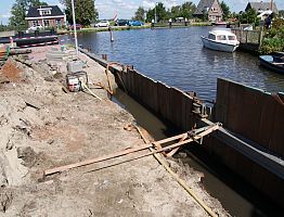 Nieuwe grondkeringen en beschoeiing worden gemaakt.