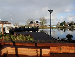Grondkering als basis voor vaste banken met opbergruimte.