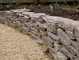 Border met stapelmuur van flagstones.