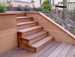 Hardhouten grondkering met trap.