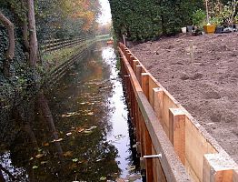 Aanleg beschoeiing: de grond is aangevuld.