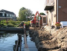 Aanleg beschoeiing: de beschoeiing wordt verankerd.