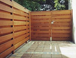 Horizontale plankenschutting met dubbele poort.