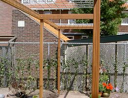 Hardhouten pergola met gegalvaniseerd betonijzer.