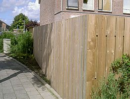 Schutting van verticale gewolmaniseerde planken.