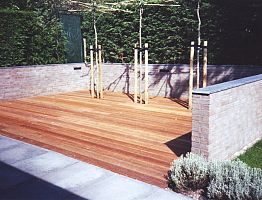 Vlonderterras van hardhouten profielplanken.