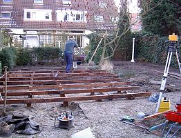 Aanleg vlonder: onderbouw van horizontale balken bevestigd aan korte palen.