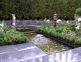 Vijvers met hoogteverschil en waterspel.