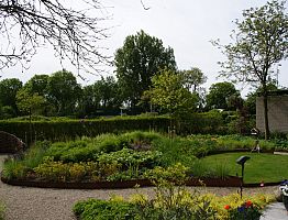 Met het vorderen van de seizoenen groeit ook de beplanting.