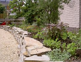 Afwisselende beplanting in een verhoogde border.