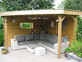 Overkapping, om vaker en langer van de tuin te kunnen genieten.