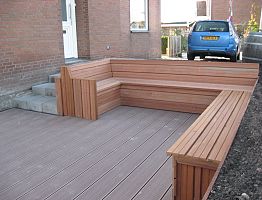 Grondkering als basis voor hardhouten vaste banken met opbergruimte.