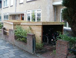 Fietsenberging in de voortuin, met Sedum dakbedekking.