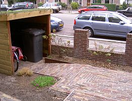 Fietsenberging met ruimte voor container.