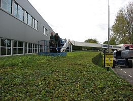 Scheren van de beplanting m.b.v. een hoogwerker.