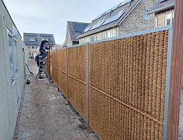Plaatsen van een Kokowall tuinafscheiding.