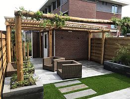 Robuuste pergola van kastanjehouten palen
