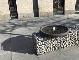 Waterspel op een steenkorf.