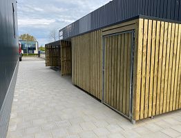 Strakke houten opslagunits op bedrijventerrein