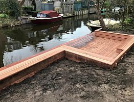 Strak vlonderdek langs de waterkant