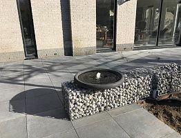 Strak terras met waterornament