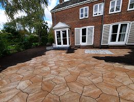 Terras met natuursteenlook bestrating