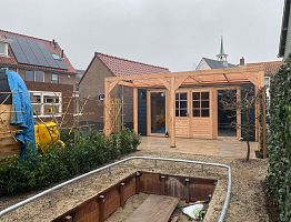 Pergola met tuinhuis en nieuw terras