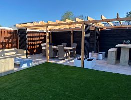 Pergola over terras met zit- en eetruimte