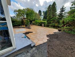 Groot terras met natuursteenlook bestrating