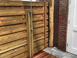 Luxe buitendouche in de tuin