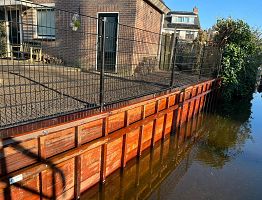 Houten beschoeiing langs de waterkant