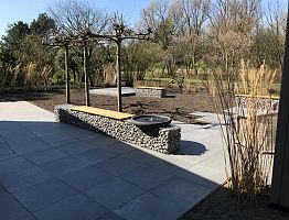 Modern terras met steenkorfbank en pergola