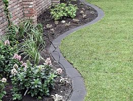 Strakke gazonrand met borderbeplanting