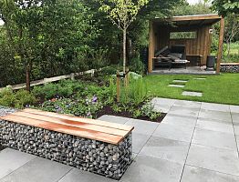 Terras met gabionbank en beplanting